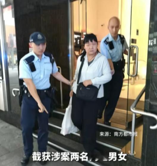 胆子太大了！6月26日报道，香港汇丰银行，近日来了两个内地男女。他们淡定地递上一