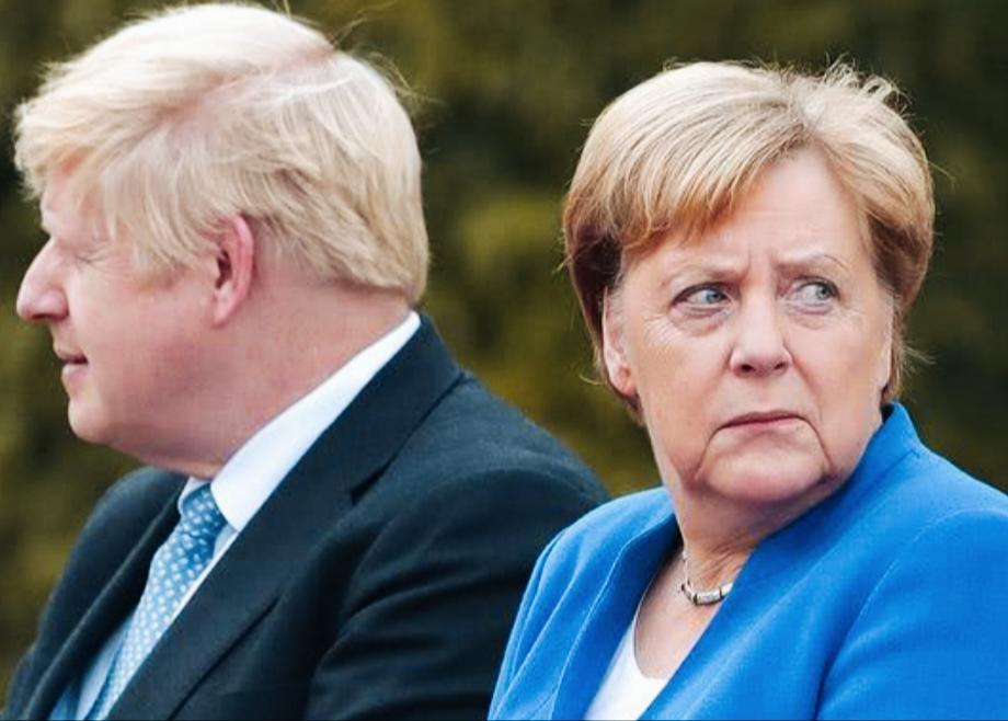 默克尔的表情和眼神挺特别啊！
默克尔扭着头在看向什么呢？
默克尔皱着眉头，一脸严