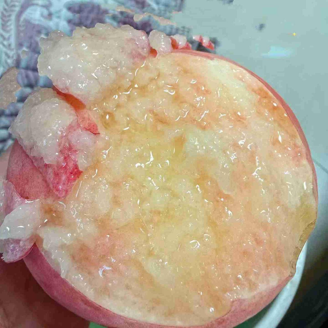 我的今日状态：😁轻松愉快
我这里的天气：🌧下雨
友友阿明上次尝了桃后说，虽然