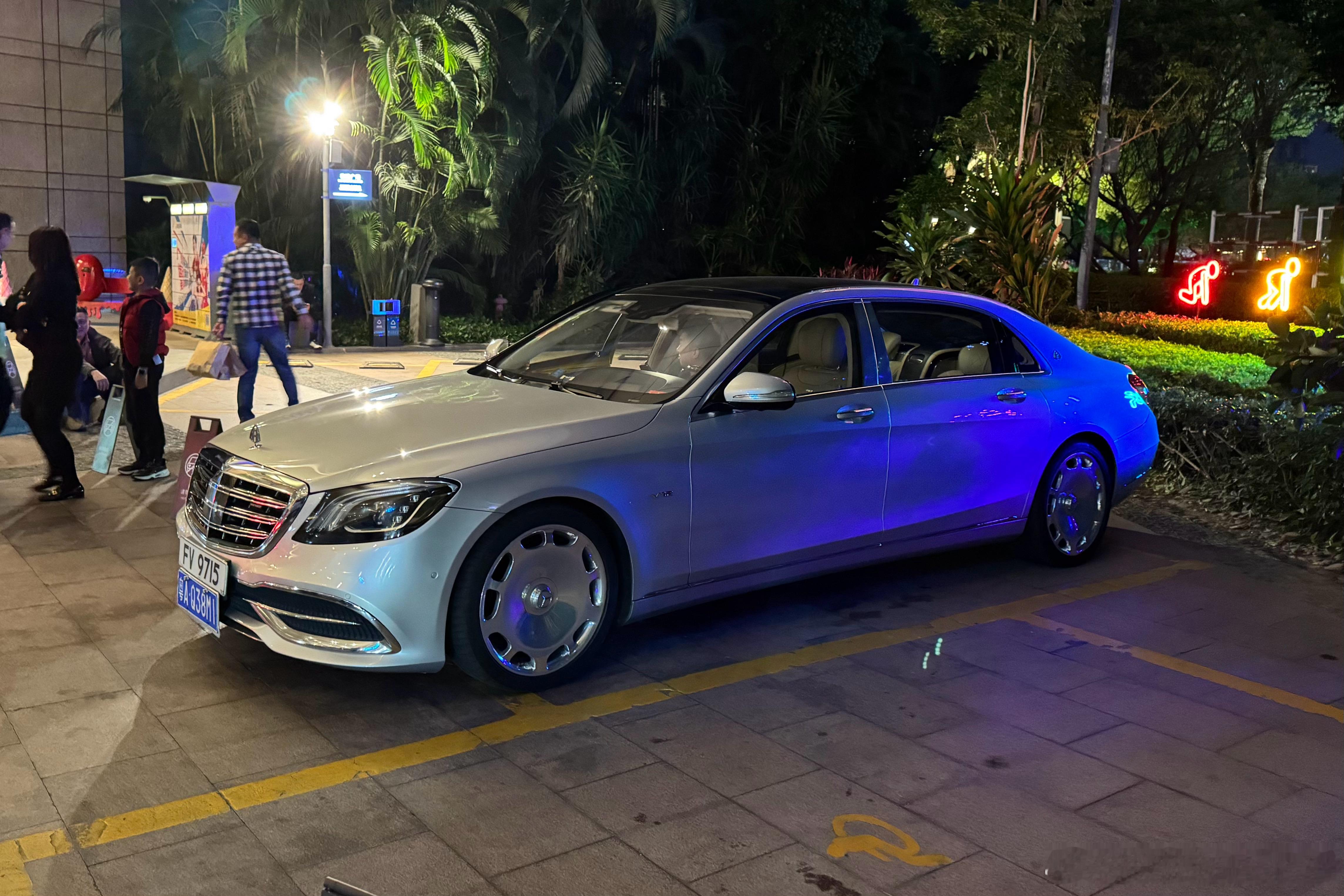 刚看完银色LS，到酒店楼下就是台银色迈巴赫，这种级别的车选浅色气场反而更足。 