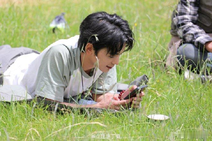 传下去苗苗要给丁真当靠山苗苗姐的礼物让丁真感动了，这份温暖真的让人心里暖暖的，希