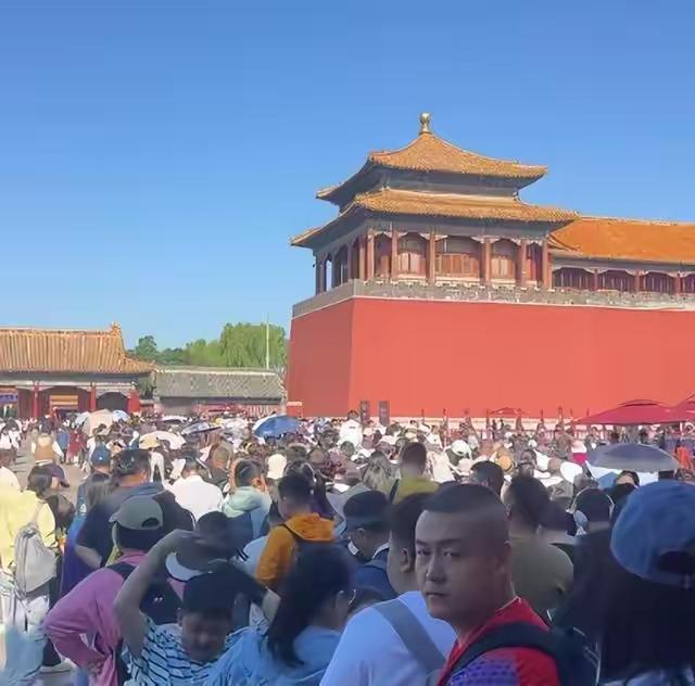 五一长假没出去玩我总觉得有些丢脸，当别人问起时我总是支支吾吾不敢正面回答，怕被人