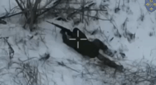 1名俄军士兵抽风，本来好好地趴在雪地向乌军射击，突然把枪口对准自己，扣动扳机结束