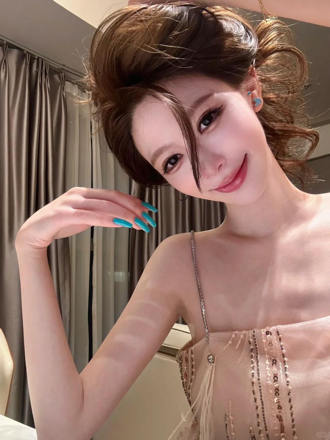 甜美系小美女， 腰肢藏着不刻意的疏韧支撑，线条流畅如松烟绫承风，不刻意追求纤细却