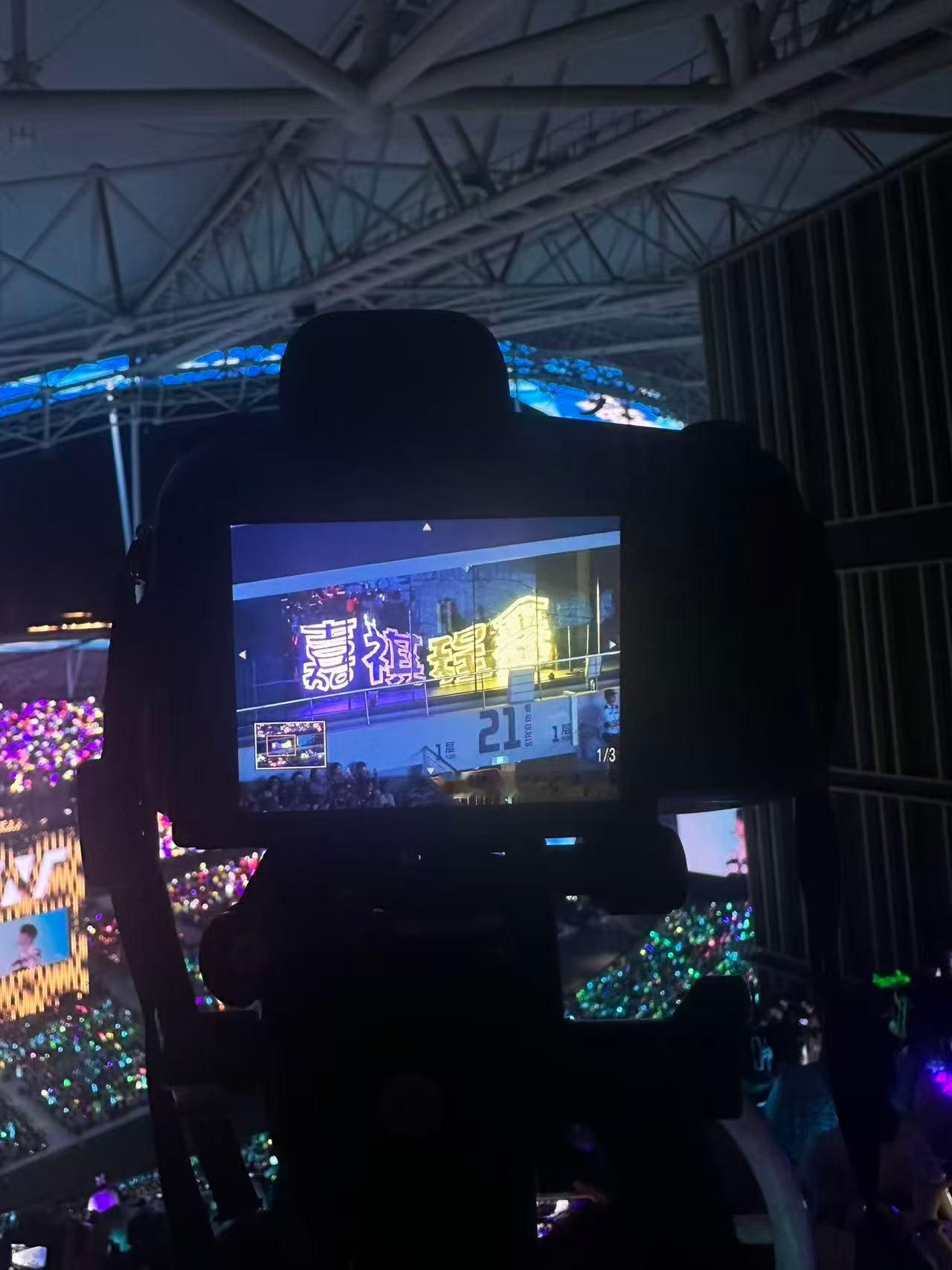 这块【21m】的长灯牌仅在上海场亮起过【嘉祺程鑫】芒果夜的场外现在急需更多的🐥