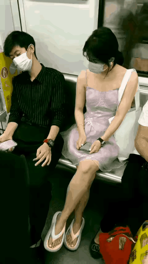 开心一刻
地铁上一幕，小伙倚坐睡，
手里拿手机，旁边美女见，
长的真不错，点点手
