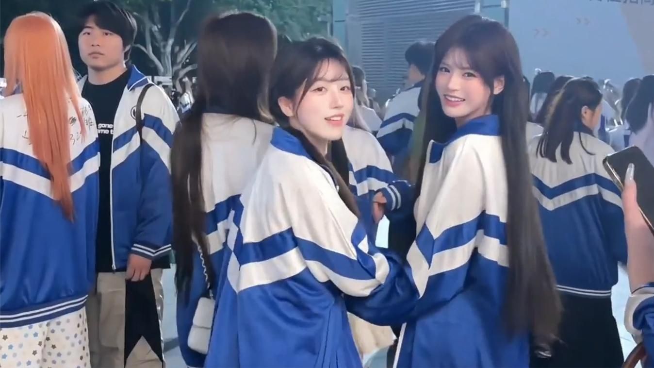 谁的青春DNA动了？徐良演唱会发蓝白校服，引发全网回忆杀。