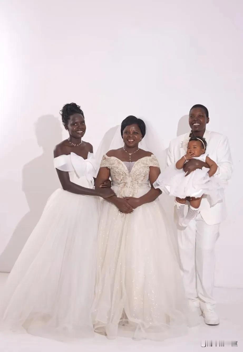 肉丝带着妈妈和姐姐去到照相馆拍照留念，让她们体验正式拍照的感觉。看到化过妆的母女