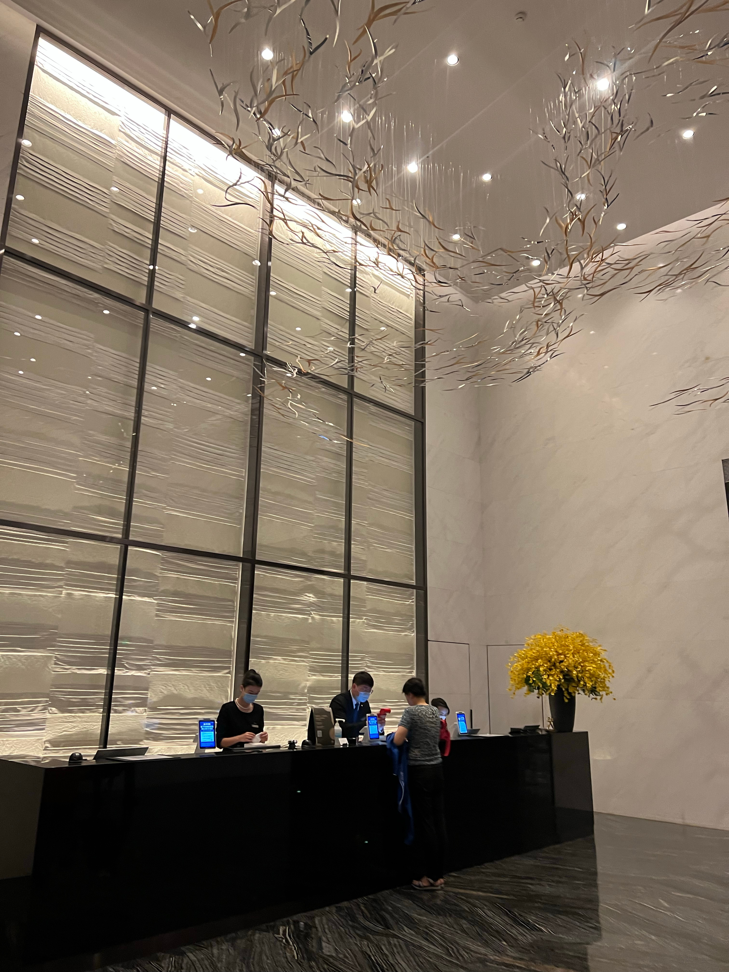 这种IFS楼上的酒店，就比安亭农村贵300，你敢信？早饭还是点餐，搞的像艾迪逊。