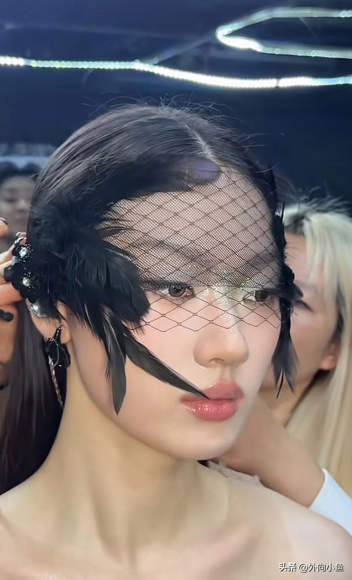 单依纯演唱会造型真的一次比一次绝！

一身褶皱抹胸长裙，黑白竖纹面料轻盈飘逸，不