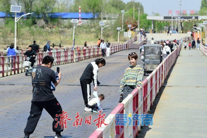 假日拥抱“母亲河”，济南泺口浮桥变身“观景台”-app/#/content?ca