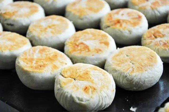 洛阳市井里的甜香记忆——老城西关军现绿豆饼 在洛阳的街头巷尾，军现绿豆饼是无人不