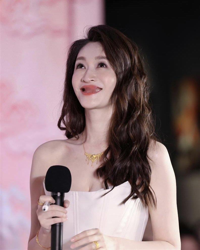感觉李小冉现在比年轻时还好看！