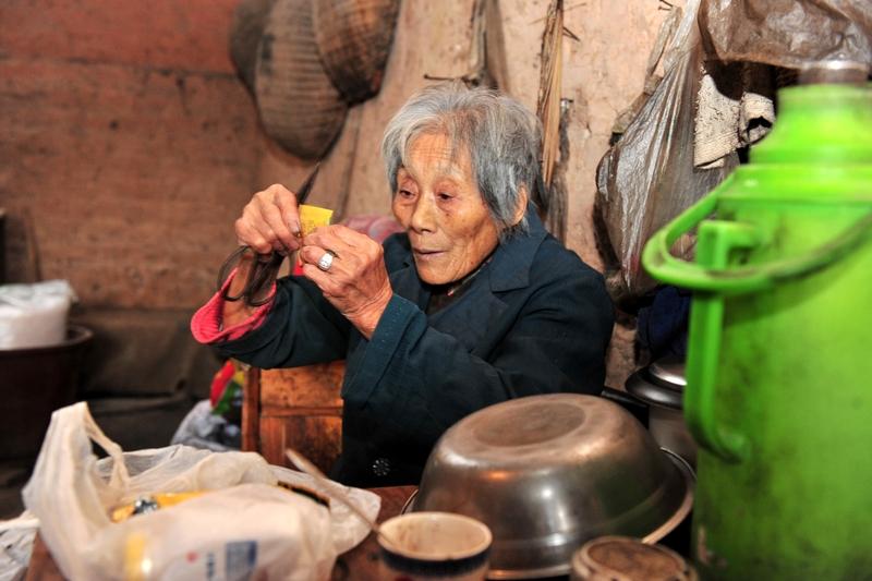 亲生儿子竟将母亲遗弃荒野，这得是多大的狠心啊！10月8日河南，小伙在凌晨碰到一位