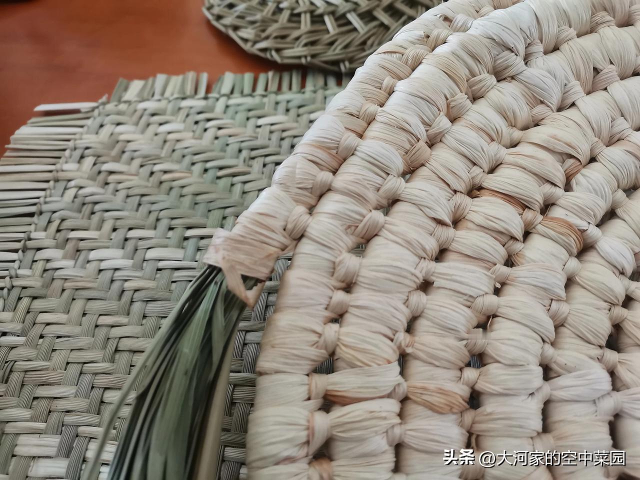 废弃的苞米叶和稻草能做啥?蒲团