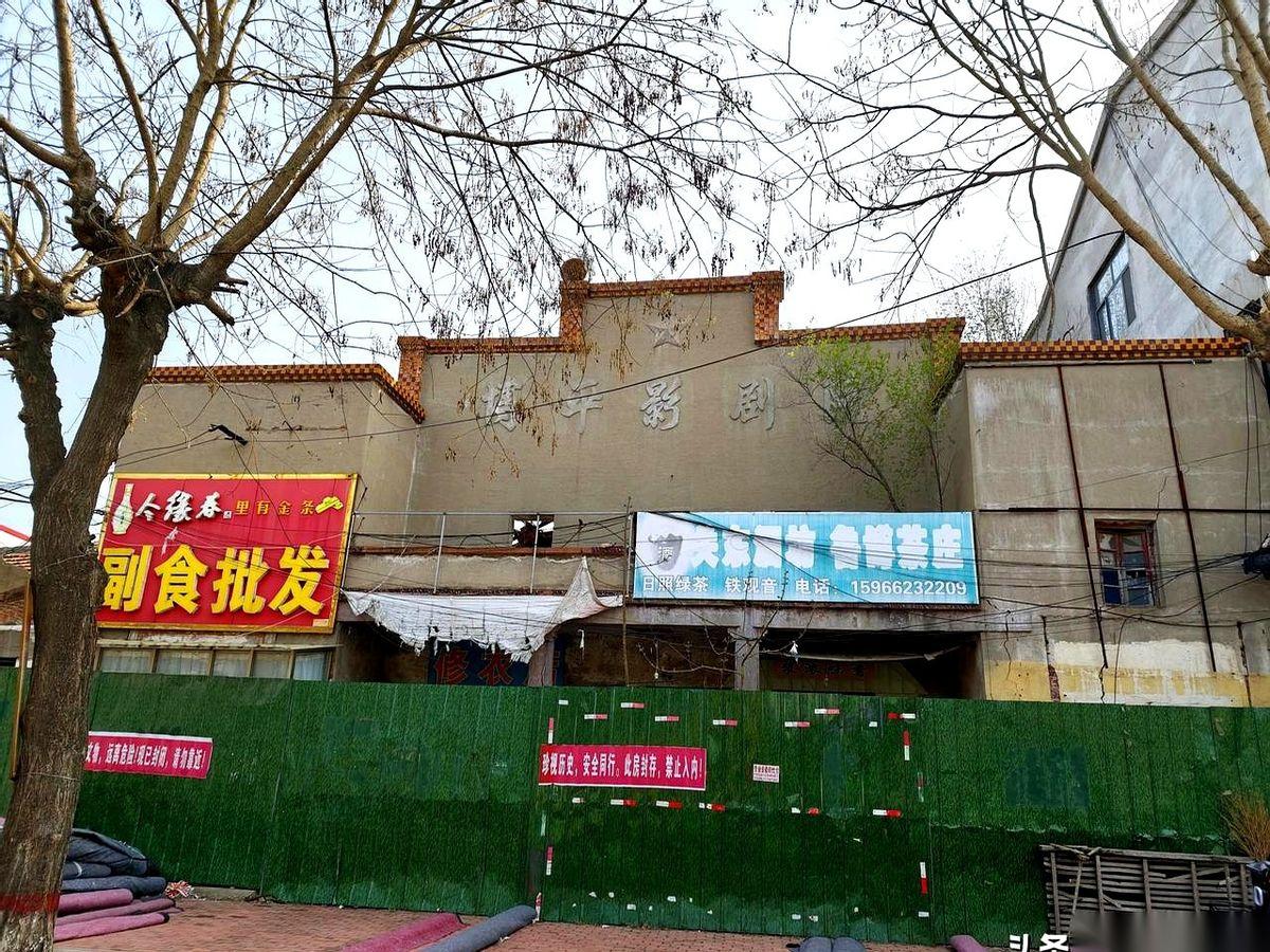 酒杯刚举到一半，手机在桌上“嗡”地一下，震得盘子里的油都跟着晃。
不用看，上百条