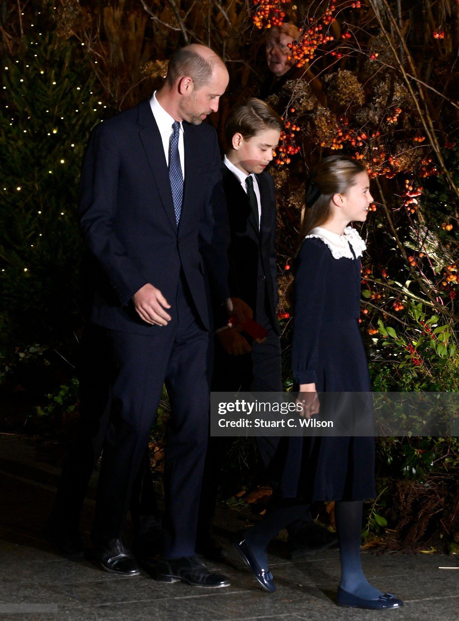 再借着大眼来存波图📷~今年亮相圣诞颂歌音乐会的威尔士三宝。katemiddle