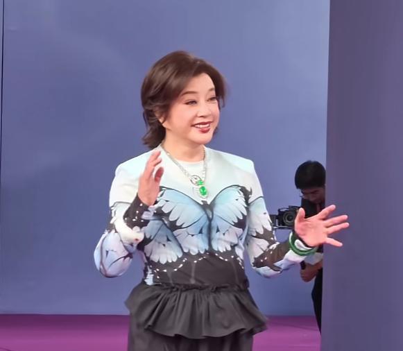 果然贫穷限制了我的想象！

刘晓庆出席百花奖的全套翡翠珠宝格外吸睛，查过行情才知