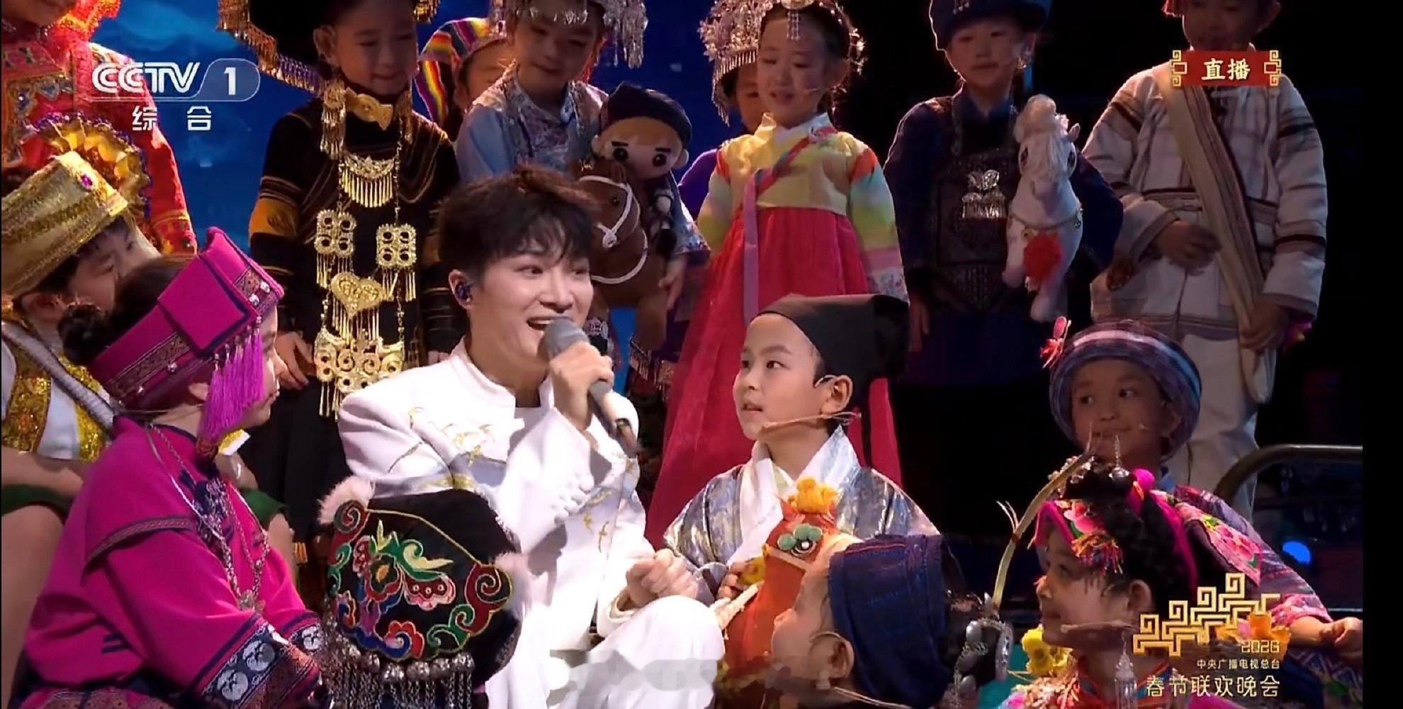 春晚汉族小朋友穿了汉服终于在春晚看到了汉族小朋友穿上了汉服 ！308_IO春晚 