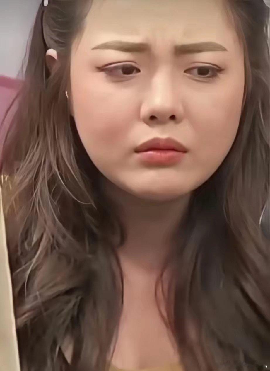 蛋蛋昨晚直播突然把美颜全关了，素颜出镜，在线人数从八十万掉到三十万。皮肤毛孔、痘