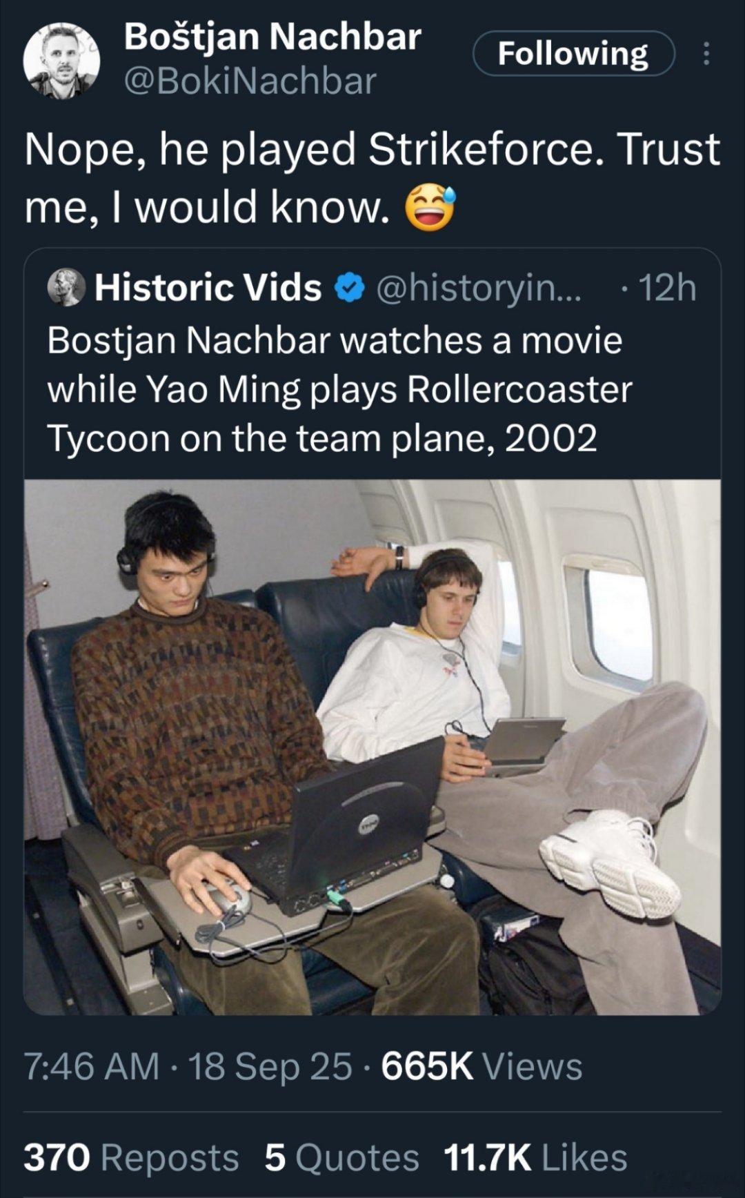 “2002年球队专机上的两个新秀：纳克巴看电影，姚明玩《过山车大亨》”👀纳克巴