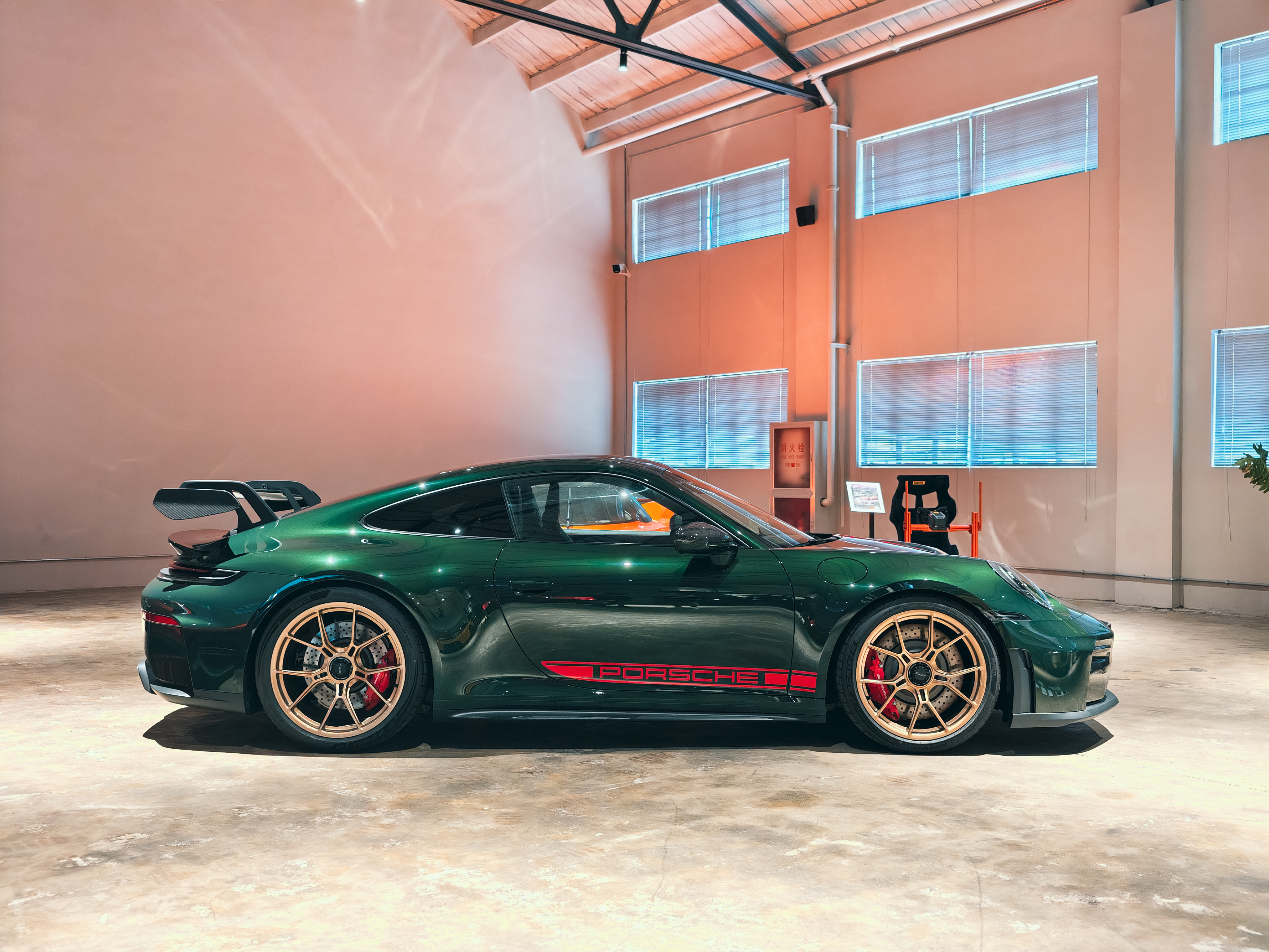 上海的有钱人车品是真不错，比如选出这台落地350万+的 992.2 GT3[流鼻