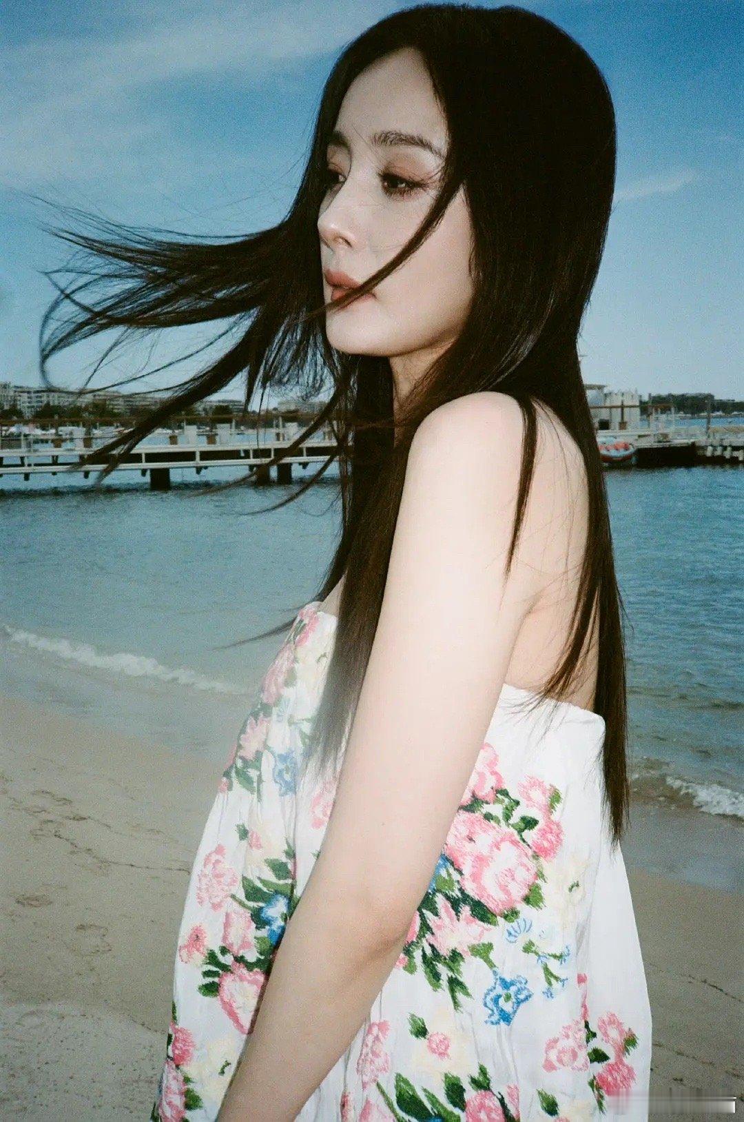 🍯的新杂志封面很难评，像衣服报刊….. ​​​