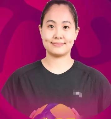 中国女排又出怪事，主教练赵勇是不是疯了？把18岁的王奥芊当核心喂球，还搞起双自由