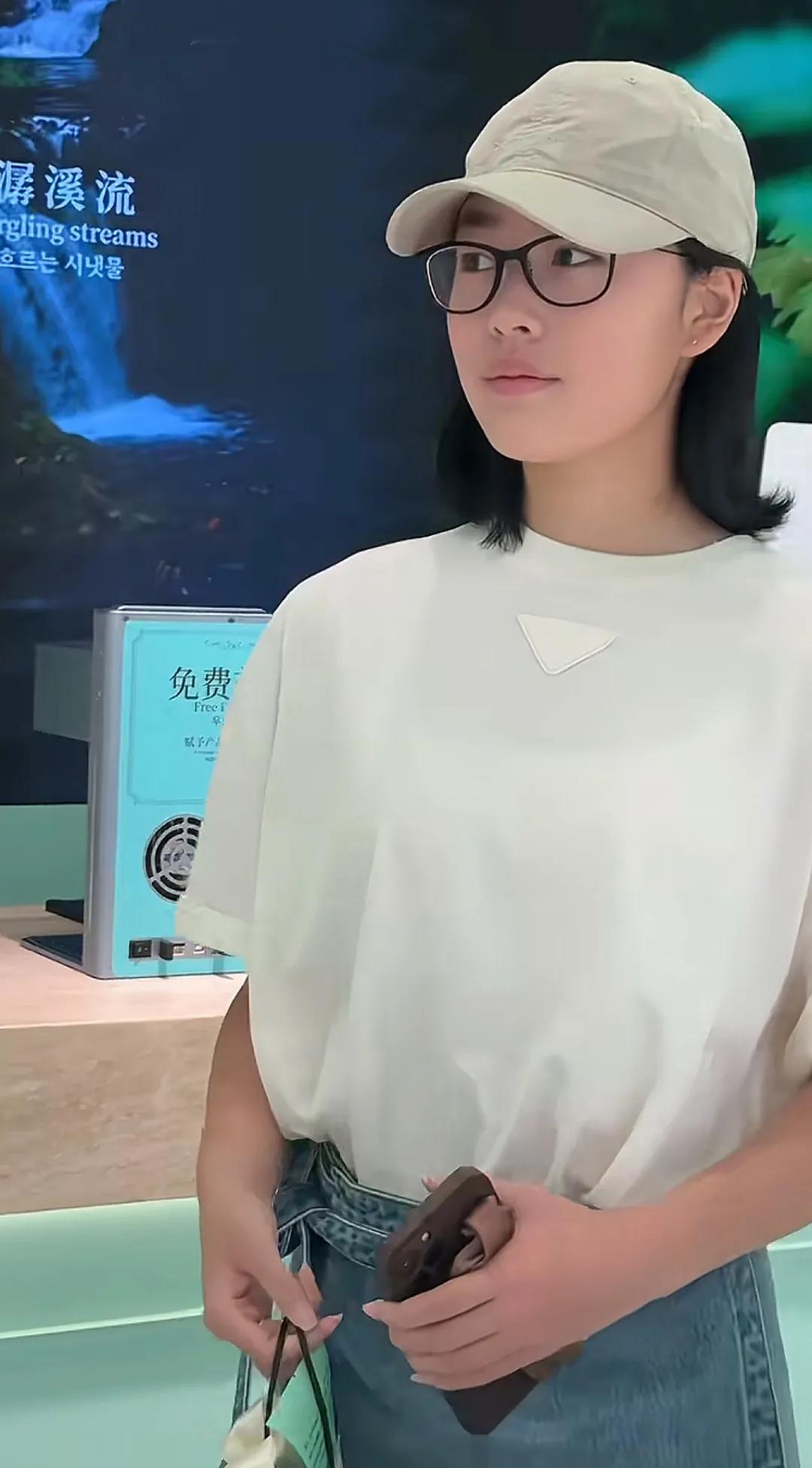谢苗13岁女儿越长越精致，个头还猛蹿，完美继承父母好基因！
近日，谢苗妻子何彦霓