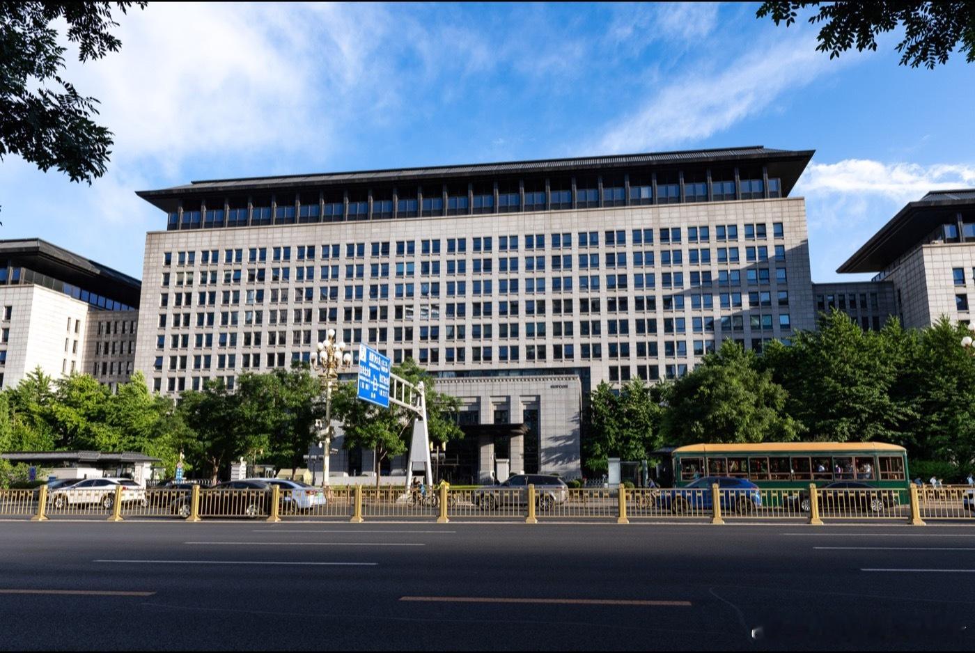 七部门提出全链条扩大汽车消费 北京时间8月31日17时23分，商务部等7部门公布