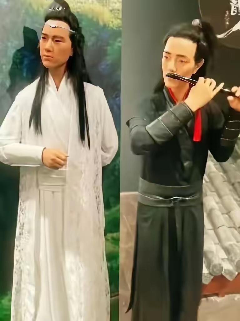 如果没有后面的图片，谁能知道这两个蜡像是谁？ 