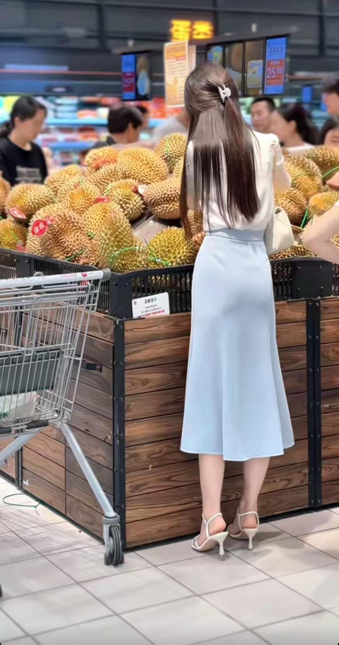 这个背影已经击倒无数人！超市榴莲区随手拍火了，穿搭氛围感直接封神
 
最近这张超