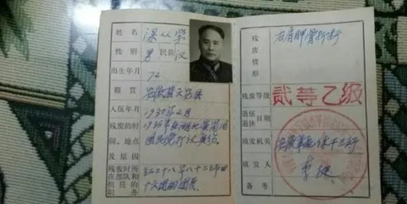 1936年，一位老大娘上山采野果。突然发现一大群苍蝇，在草丛上“嗡嗡嗡”盘旋，她