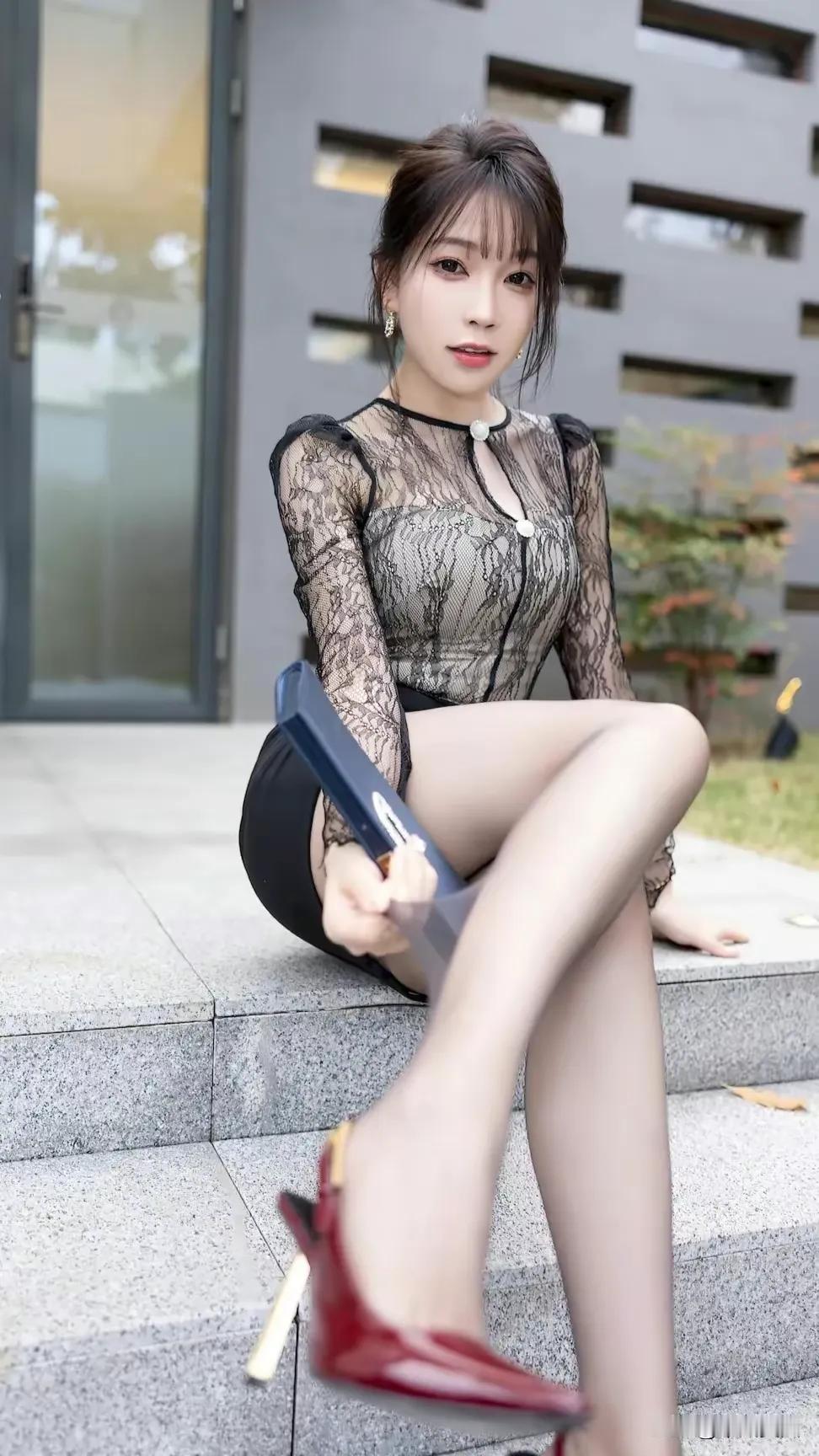 又是芝芝大美女，黑色超短包臀裙，细长玉腿，高跟鞋，身材美到爆，我已沦陷
