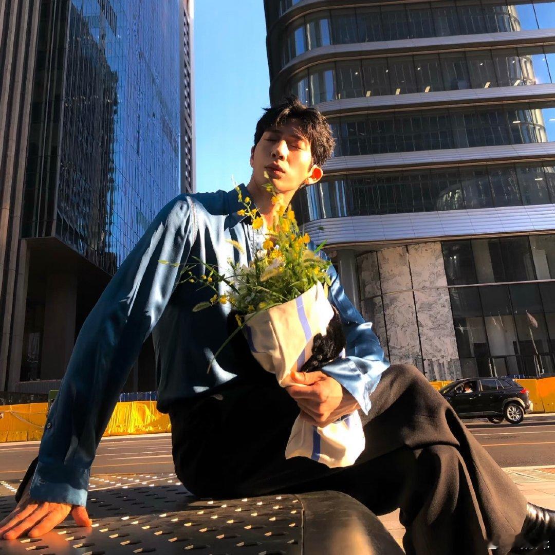 井柏然狗尾巴草拍照井柏然帅的不像话了，为什么狗尾巴草在他手上拿着都这么好看啊！！