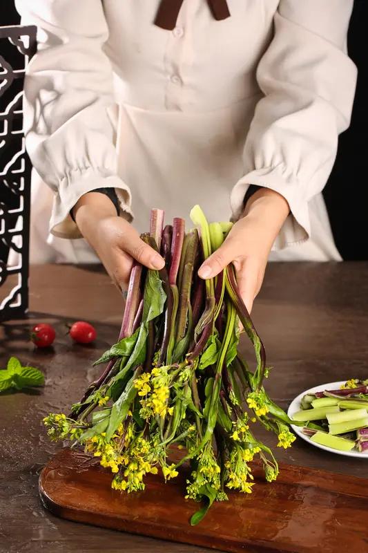 【农产品时装秀：湖北姑娘把菜薹穿身上播放量超7亿】
    湖北随州“95后”姑