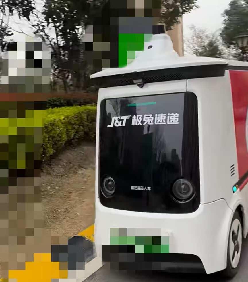极兔速递无人车在小区送货，好科幻
刚才下楼倒垃圾，看到一辆极兔的小无人车在小区里