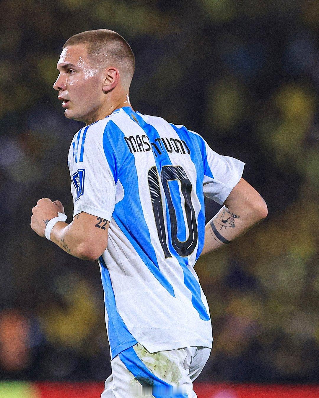 “我走进更衣室，想找“21”号球衣，那是我上一场比赛穿的号码，结果发现我的名字就