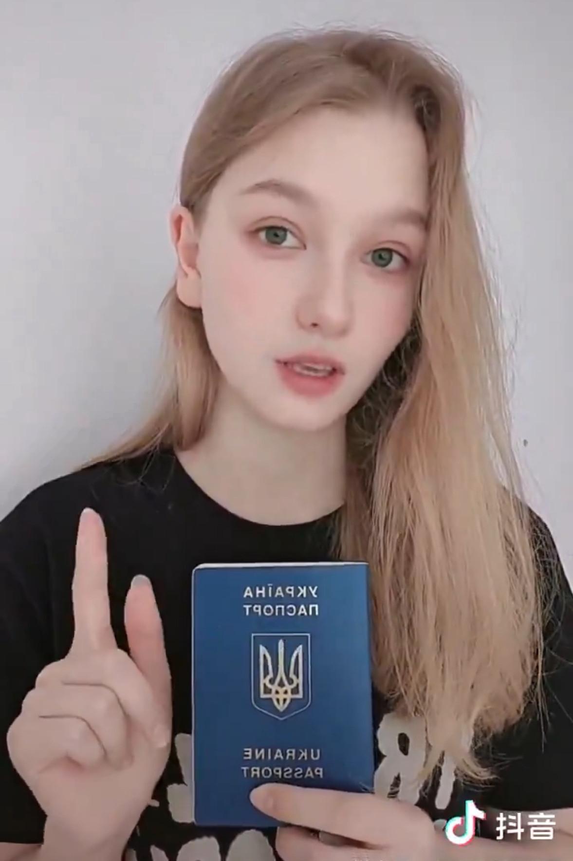有位乌克兰少女在网上炫耀：“乌克兰护照能免签140多个国家，每个国家都把我们当贵