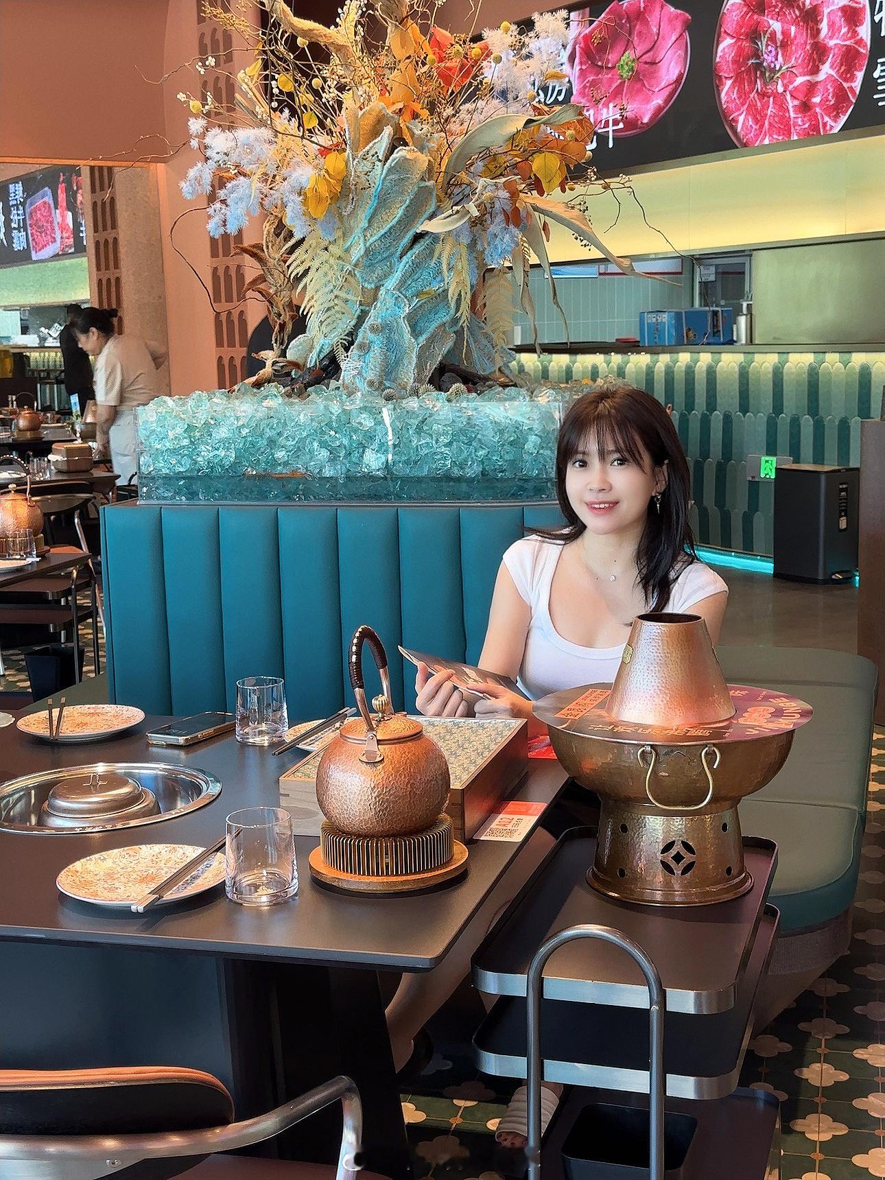 来自陕北延安的涮肉✨ 金昆阁·铜炉涮肉奥体店✨ 环境高级雅致，超大平层大厅配巨幅