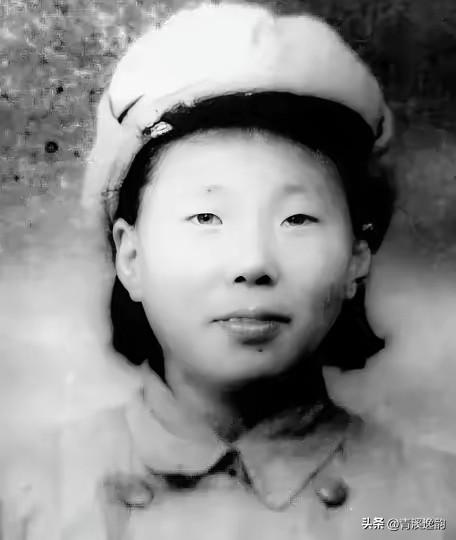 1945年，八路军卫生员被俘，日军把她吊在房梁上毒打，半夜，一个老乡走了进来，轻