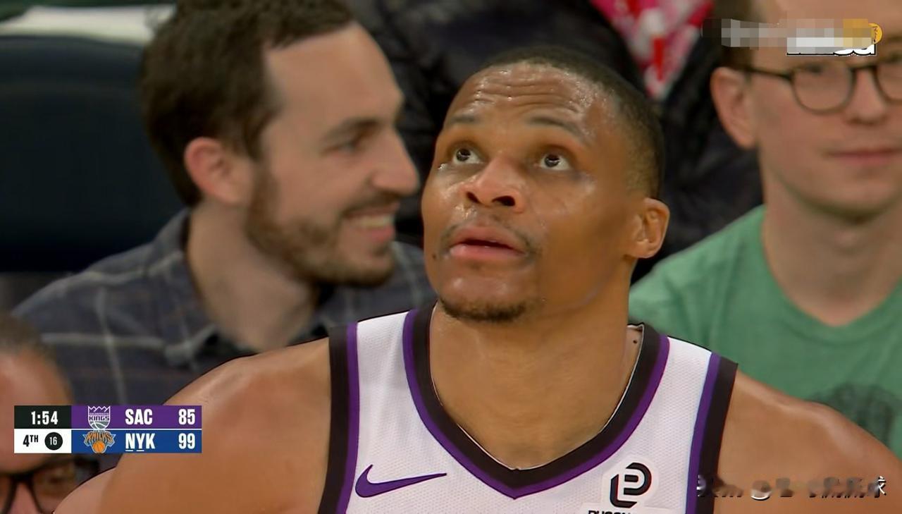 国王球星威斯布鲁克真是太不自量力了！在今天国王客场以87：103输给尼克斯的比赛