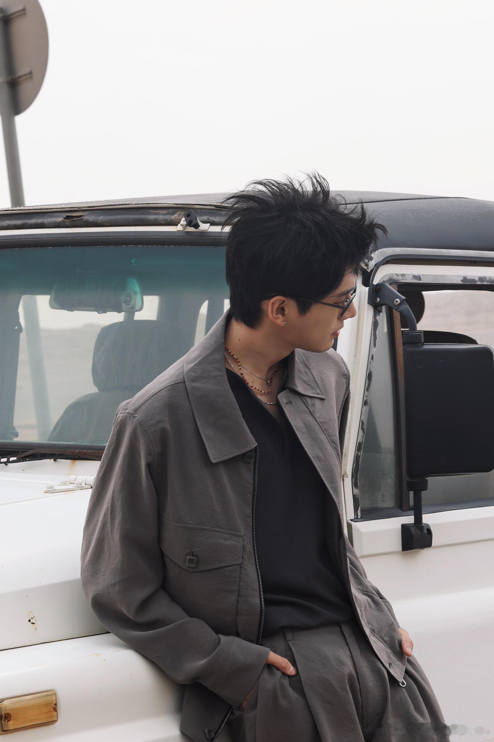 姚琛敦煌沙漠写真姚琛的五官也太立体了，看到这一次的敦煌沙漠写真也是很圈粉！谁不想