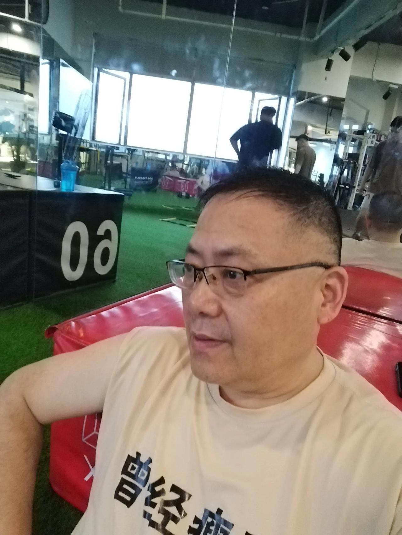 坚持才能看到希望

今年5月6号开始，在健身房开始了比较系统的训练，每天除做力量
