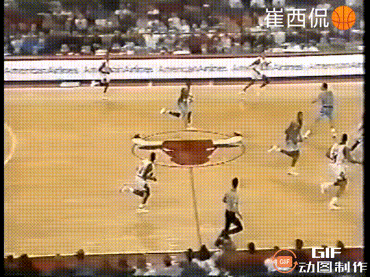 乔丹生涯最著名的一次滞空！
1991年2月16日，公牛主场对阵网队。乔丹从左侧突