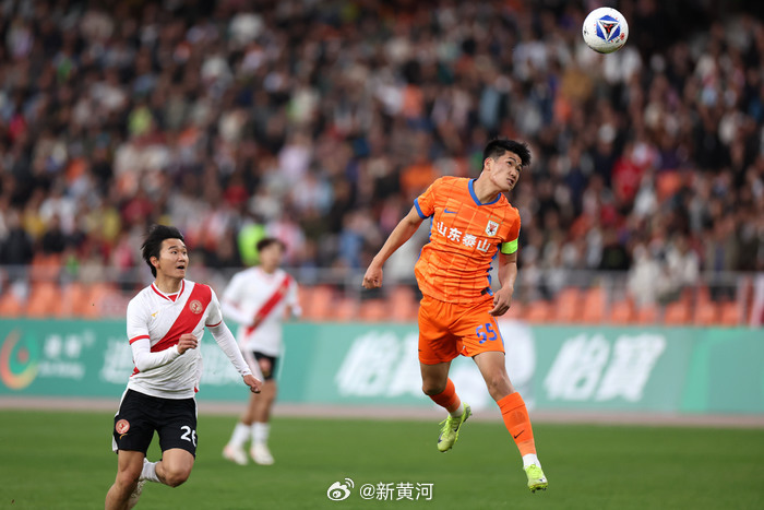 【#泰山队与彭啸续约#】2月10日，山东泰山官方宣布，与20岁后卫彭啸完成续约，