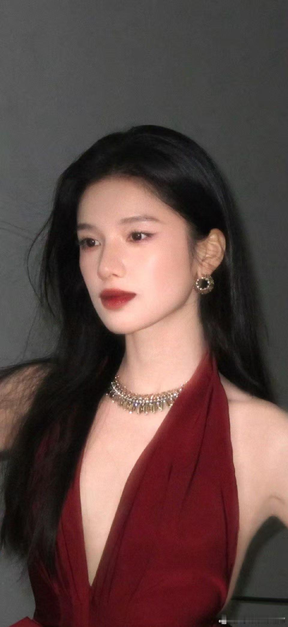 张婧仪生图明媚成这样 张婧仪的生图里有股特别的明媚感，就像春风拂面，让人感到轻松