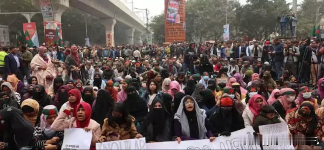 《商业标准报》、News Bytes网站1月3日报道，孟加拉国学生组织就领袖遇害