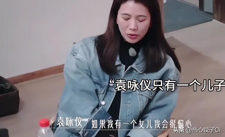 有人问谢娜，你三个女儿有没有偏爱？她说，我其实三个真的一样的。应采儿说，不可能，