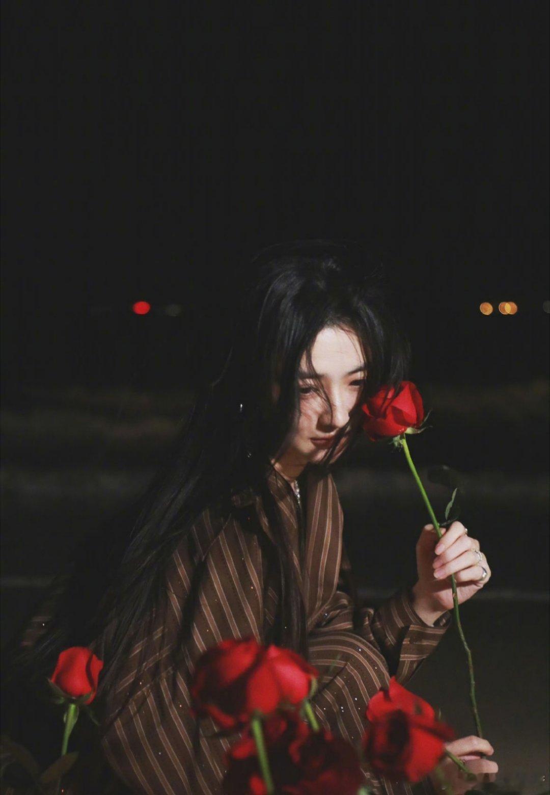 徐璐生日写真出图，配文每天都有每天的快乐，今日生日快乐。 
